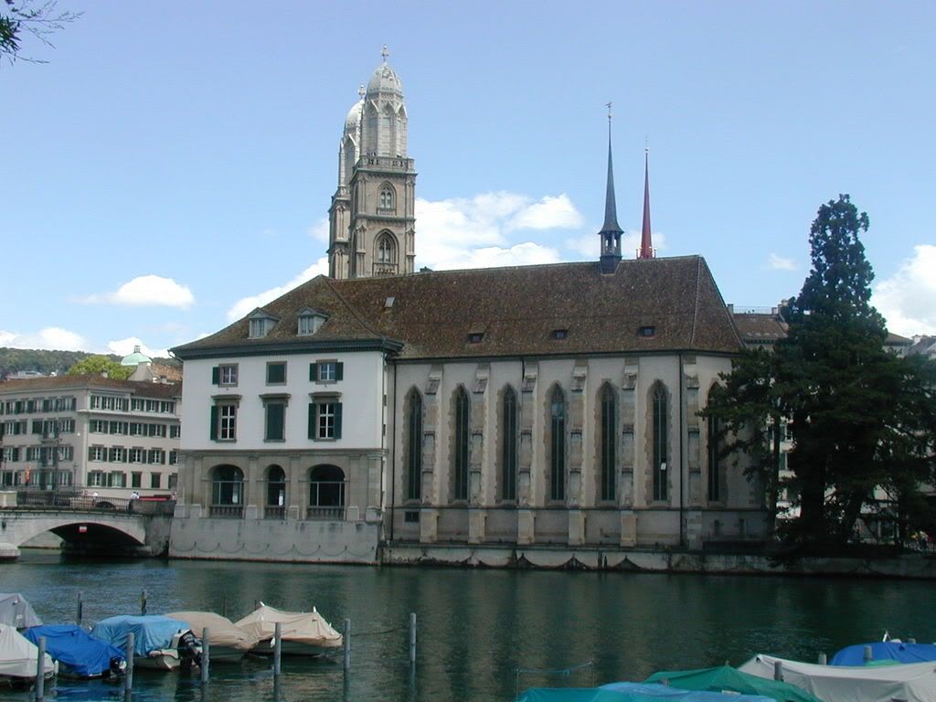 Die Wasserkirche und im Hintergrund die Türme des Grossmünsters