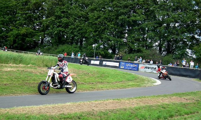 http://i195.photobucket.com/albums/z250/BikerGran_photos/Gurston%20Down%20220615/DSCF0022.jpg