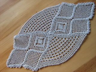 Long \&quot;frosted\&quot; doily in blue