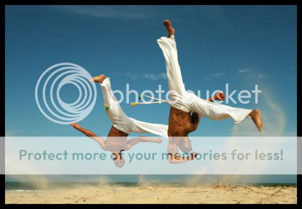 http://i195.photobucket.com/albums/z13/triplike_i_do/Capoeira/capo4.jpg